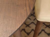 Detail der Platte in Holz mit geraden Kanten des Tisches Dean
