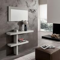 Gellert Flurmöbel mit einem Konsolentisch mit zwei Ablagen, horizontaler Spiegel aus ecrü offenporigem Eschenholz