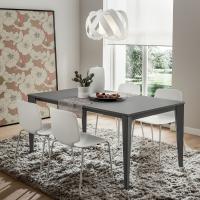 Ausziehbarer Tisch Modesty mit Platte in Londongrau Fenix und Struktur aus Metall in der gleichen Farbe lackiert