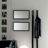 Wandkomposition mit rechteckigens übereinander angeordneten Spiegeln