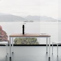 Ausziehbarer Tisch mit weiß lackierter Metallstruktur
