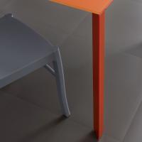 Ausziehbarer Tisch mit dreieckigen Hauptbeinen