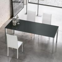 Maßangefertigter feststehender Tisch Self mit Platte in Kristallglas anthrazit deckend glänzend und Struktur in aluminio brill - mit aus dem unteren Rahmen herausragende Beine 