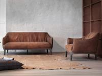 Ledersessel mit Holzbeinen Blossom kombiniert mit dem gleichnamigen Sofa