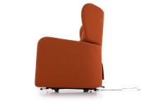 Seitenansicht des Sessels Viola: Beachten Sie die Rückenlehne mit "Seitenflügeln" und den "Kit Roller"-Mechanismus, der dank der einziehbaren Räder ein leichtes Verschieben ermöglicht