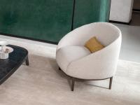 Abgerundet Sessel mit Yoisho-Holzbeinen, passend zum gleichnamigen Sofa