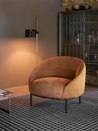 Abgerundet Sessel mit Yoisho-Holzbeinen im eleganten Wohnbereich