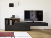 Fly Open porta Tv in laccato con elemento a giorno a contrasto. Televisore in appoggio con dimensione schermo 55 pollici
