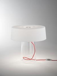 Tischlampe Glam mit transparentem Glasfuß und weißem Opalglasdiffusor, rotes Kabel aus Stoff