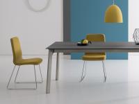 Stuhl mit Kufengestell Kate, gepolstert und mit gelbem Stoff bezogen, ideal für den Essbereich