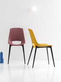 Vorder- und Profilansicht des modernen Stuhls Nicole aus Metall und Polypropylen-Kunststoff