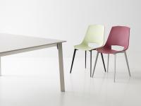 Paar Nicole-Stühle mit Metallbeinen und Kunststoffsitz: Beachten Sie die Öffnung an der Unterseite der Struktur, nützlich für die einfache Bewegung