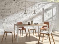Ausziehbarer Tisch mit Beinen in Alluminium matt weiß und Tischplatte in Furnierholz Eiche wärmebehandelt