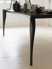 Detail eines Tisches mit geformten Beinen aus schwarzem Copolymer