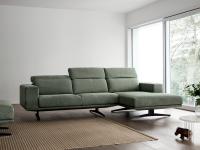 Modernes Sofa mit Chaiselongue und verstellbarer Kopfstütze Burton hoch über dem Boden dank der Designerfüße