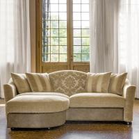 Klassisches Sofa mit Hocker abgerundet