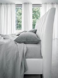 Detail des gepolsterten Kopfteils auch auf der Rückseite, ideal für ein Bett, das in der Mitte des Raumes aufgestellt werden soll