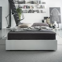 Das Bett Etienne ohne Kopfteil eignet sich perfekt für den Mittelpunkt eines modernen Schlafzimmers