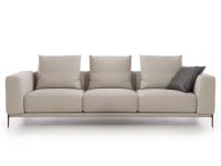 Lineares Sofa mit dünnen und geformten Füßen, die ein extrem klares und leichtes Design bieten