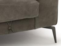 Detail des hohen Sofafußes lackiert