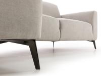 Detail der hohen Metallfüße, die das Sofa zu einer eleganten und schlichten Struktur machen
