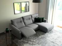Beispiel des Sofas Prado mit Chaiselongue und motorisiertem Sitz Relax mit hochfahrbarem Fußteil 