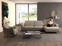 Sessel von Jolie, ideal für ein elegantes und anspruchsvolles Wohnzimmer, in Kombination mit einem Sofa aus derselben Kollektion