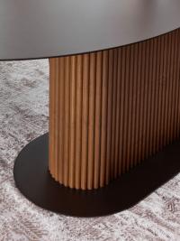 Detail des Eschenholzgestells mit Lamellenoptik des Savannah-Tisches, dessen Bodenplatte die Formen und Farben des Elektrodekors aufgreift