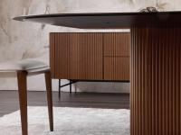 Tisch mit zentralem Untergestell aus Savannah-Lattenholz, der mit dem Sideboard aus der gleichnamigen Kollektion und mit Sitzen aus Nussbaum Canaletto kombiniert werden kann