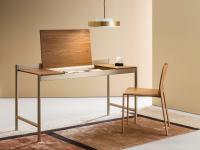 Horus-Schreibtisch mit Staufach: elegante Kombination aus naturbelassener Nussbaumplatte und Nickel färbendem Metallgestell