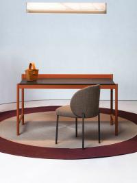 Eine besondere Kombination von Oberflächen für den Horus-Schreibtisch: ein rot lackiertes Gestell und eine kontrastierende dunkle Platte aus Eichenfurnier in Holzkohle