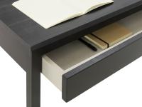 Detail der Schublade unter dem Schreibtisch Atene, mit Metallfront, die passend zur Struktur lackiert ist