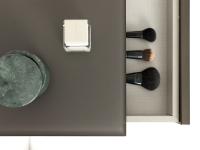 In der Schminktischversion wird die vordere Schublade von Athens zu einem praktischen Behälter für Make-up und Accessoires