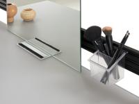 Moderner Atene-Schreibtisch mit Aluminiumleiste, Spiegel und Ablagefläche, ergänzt durch eine rechteckige Tülle zur besseren Verwaltung von Beleuchtung und elektronischen Geräten
