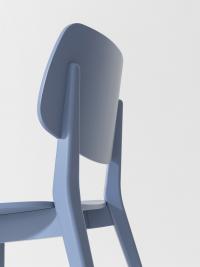 Detail des Holzrahmens des Chloe-Stuhls, der die passende Rückenlehne hält