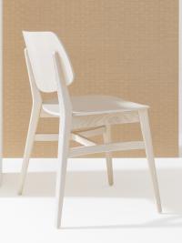 Design-Stuhl mit Chloe-Holzbeinen und geschwungener Rücken- und Sitzfläche für mehr Komfort