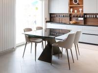 Geräumige und helle Klab-Küche mit Trevor-Tisch aus poliertem Keramikstein und Count-Stuhlset aus Joint-Stoff - Kundenfoto