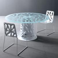 Domino Stuhl aus Blech in Kombination mit Domino rundem Tisch
