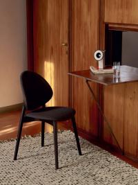 Gepolsterter Stuhl Jewel mit Holzbeinen in schwarzer, einfarbiger Ausführung