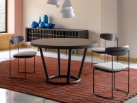 Designerstuhl mit gepolstertem Keel-Sitz in einem eleganten Wohnzimmer