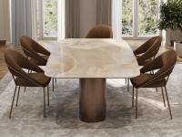 Gesamtansicht eines eleganten Wohnzimmers, das von Brauntönen dominiert wird, die sich sowohl im Hollywood-Samt der Kiki-Stühle als auch in den Metallteilen und den Maserungen der bernsteinfarbenen Keramikplatte in glänzendem Onyx wiederfinden