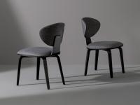 Olos Stuhl mit Stoff und Holzrücken von Bonaldo, hier in der Version mit vier Holzbeinen