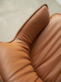 Der Stuhl Rhonda von Cattelan kann mit Kunstleder bezogen werden, wie auf dem Foto, oder mit Stoff oder echtem Leder
