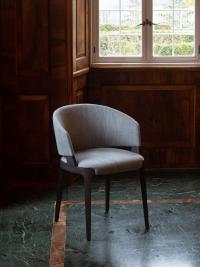 Velis niedriger Lounge Sessel mit gepolsterter Struktur und Massivholzgestell