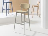 Hoher Hocker mit 4 Holzbeinen und Fußstütze in der Farbe Chloe 