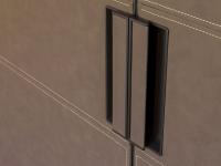 Detail des Griffs mit kunstlederbezogenem Griff passend zur Tür, Tür- und Griffprofile aus braunem, matt lackiertem Metall - Kundenfoto