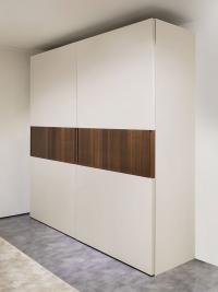 Koplanarer Kleiderschrank Pacific mit Tür Modell Vermont - Hanf matt lackiert mit Mittelstreifen aus thermobehandeltem Eichenfurnierholz