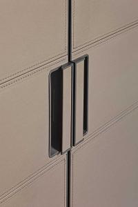 Louisiana-Tür mit Nähten verziert und komplett mit Griffen aus Metall mit beschichtetem ergonomischem Griff