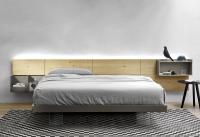 Detail des California-Bettes mit schmalem, 9 cm hohem, matt Nerzfarben lackiertem Bettrahmen und hohen, transparenten Methacrylatfüßen
