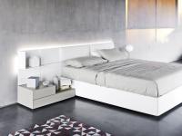 Gepolstertes Bett in Kunstleder Bianco Giglio bezogen in Kombination mit Boiserie und den abgestimmten Nachttischen